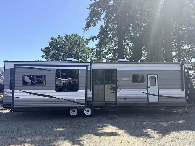 2020 JAYCO 40' DESTINATION TRAILER - 1.5 BATHROOM for sale at The RV Barn in Sweet Home, Oregon
