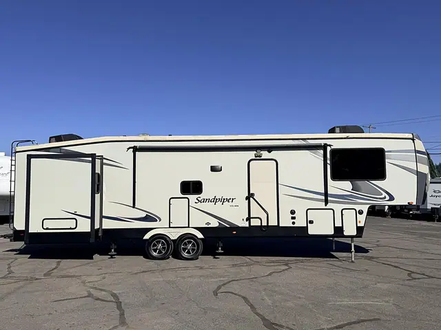 2021 FOREST RIVER SANDPIPER 39' -- FRONT LIVING ROOM -- 5TH WHEEL RV for sale at The RV Barn in Sweet Home, Oregon