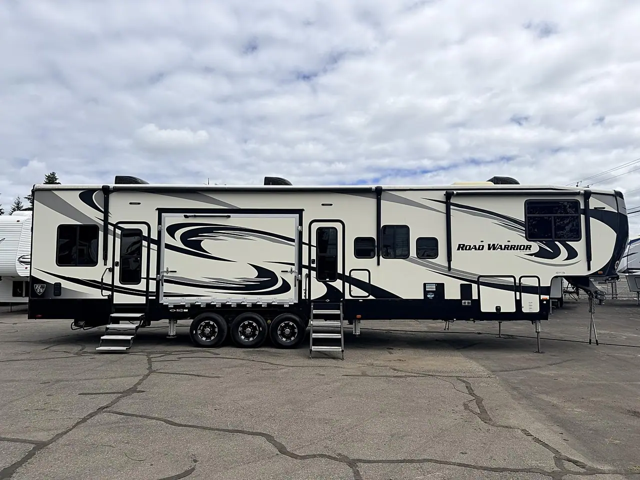2018 HEARTLAND ROAD WARRIOR -- SIDE PATIO -- 44' TOYHAULER for sale at The RV Barn in Sweet Home, Oregon