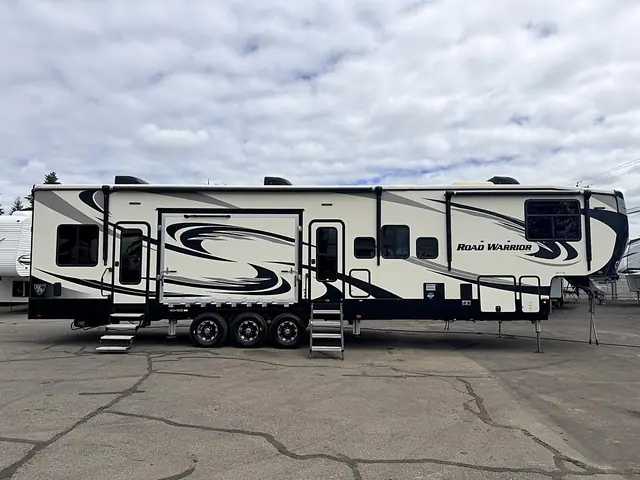 2018 HEARTLAND ROAD WARRIOR -- SIDE PATIO -- 44' TOYHAULER for sale at The RV Barn in Sweet Home, Oregon