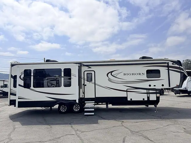2017 HEARTLAND BIG HORN 40' REAR LIVING ROOM 5TH WHEEL for sale at The RV Barn in Sweet Home, Oregon