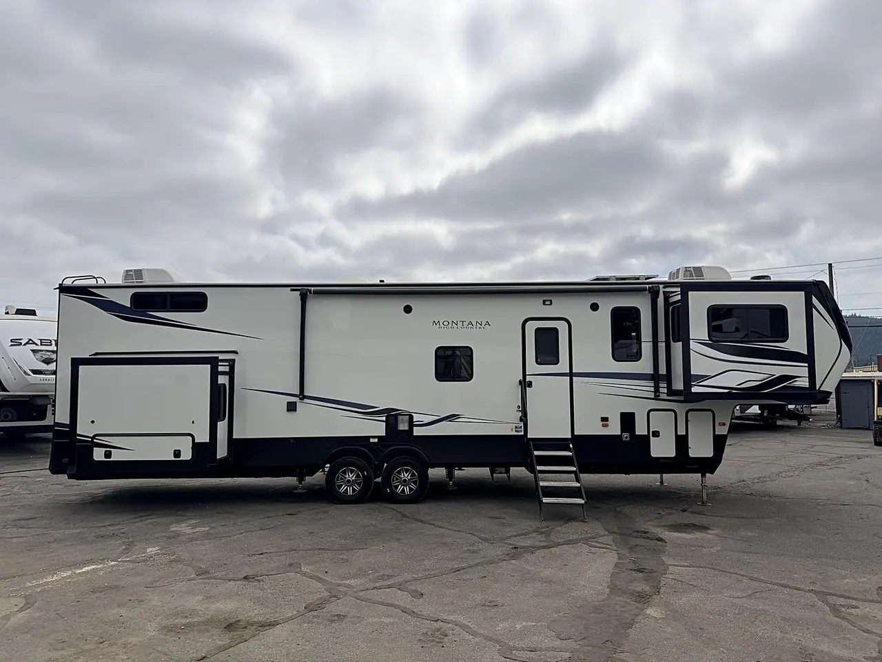 2022 KEYSTONE MONTANA FRONT LIVING ROOM + LOFT -- 41' 5TH WHEEL RV for sale at The RV Barn in Sweet Home, Oregon
