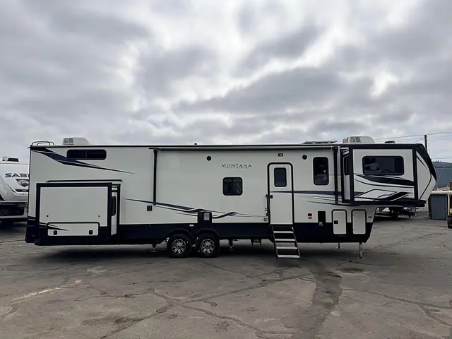 2022 KEYSTONE MONTANA FRONT LIVING ROOM + LOFT -- 41' 5TH WHEEL RV for sale at The RV Barn in Sweet Home, Oregon