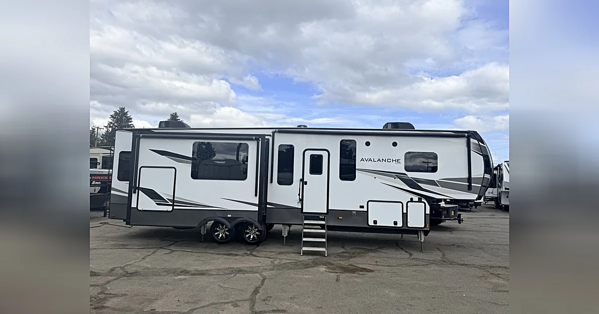 2020 KEYSTONE AVALANCHE -- REAR LIVING ROOM -- 37' 5TH WHEEL RV for sale at The RV Barn in Sweet Home, Oregon
