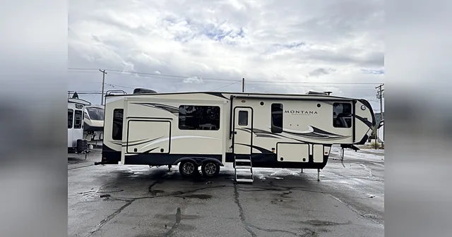 2018 KEYSTONE MONTANA -- REAR LIVING ROOM -- 37' 5TH WHEEL RV for sale at The RV Barn in Sweet Home, Oregon