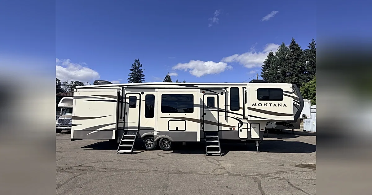 2018 KEYSTONE MONTANA - FRONT LIVING ROOM -- 6 SLIDE OUT'S for sale at The RV Barn in Sweet Home, Oregon