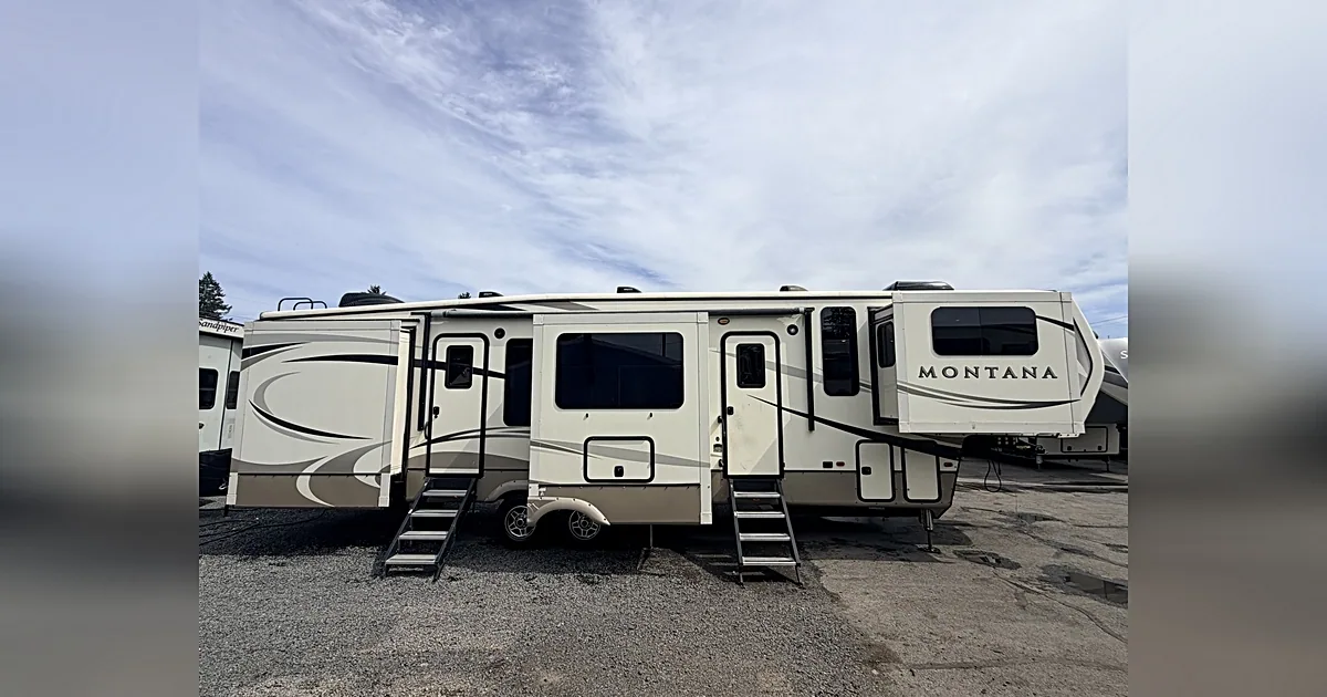 2018 KEYSTONE MONTANA - FRONT LIVING ROOM -- 6 SLIDES - 40' 5TH WHEEL for sale at The RV Barn in Sweet Home, Oregon