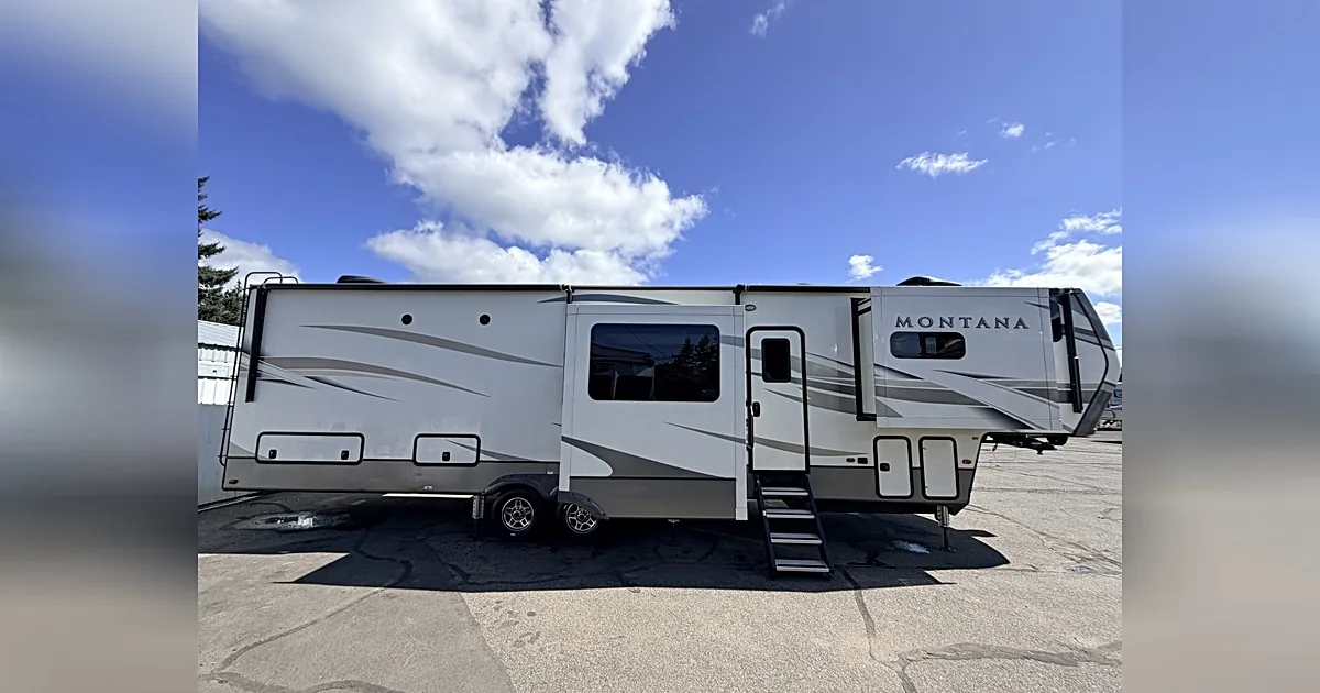 2020 KEYSTONE MONTANA -- FRONT KITCHEN - LARGE LIVING ROOM for sale at The RV Barn in Sweet Home, Oregon