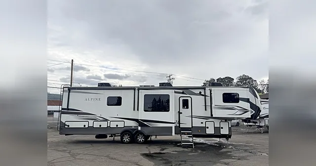 2022 KEYSTONE ALPINE -- FRONT LIVING ROOM -- 1.5 BATHROOM - 41' RV for sale at The RV Barn in Sweet Home, Oregon