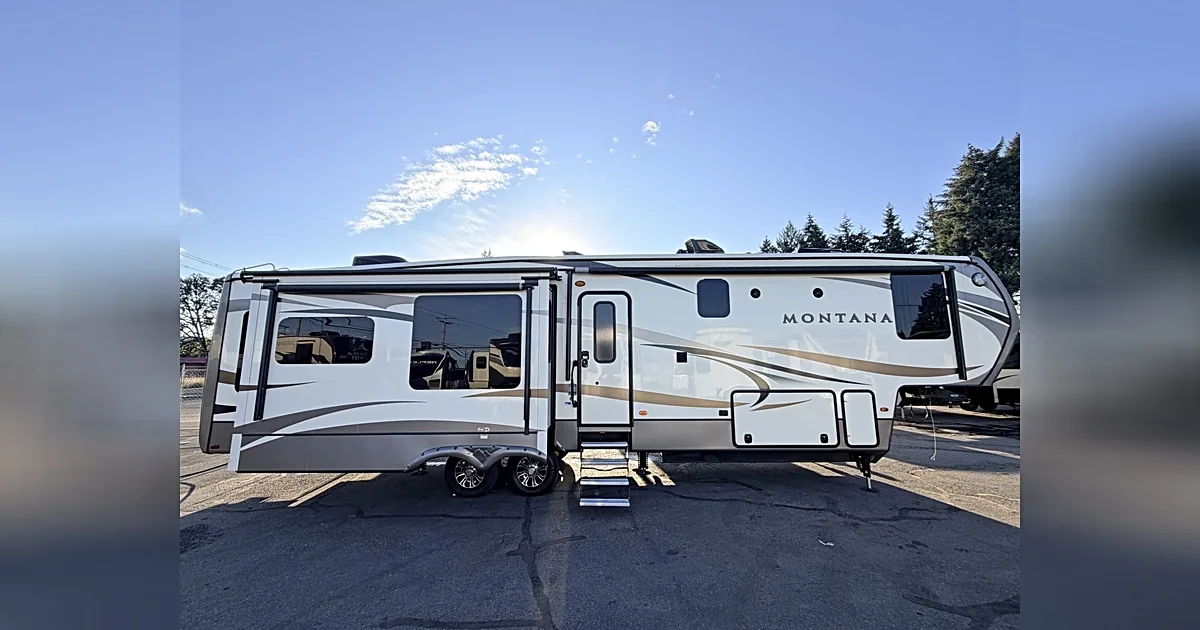 2016 KEYSTONE MONTANA -- REAR LIVING ROOM -- 40' 5TH WHEEL RV for sale at The RV Barn in Sweet Home, Oregon