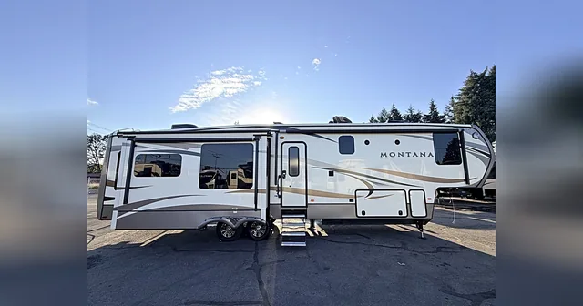 2016 KEYSTONE MONTANA -- REAR LIVING ROOM -- 40' 5TH WHEEL RV for sale at The RV Barn in Sweet Home, Oregon